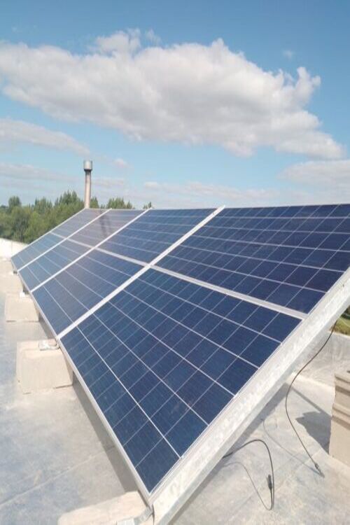 casa con placas solares en los techos